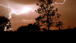 Après la canicule, de violents orages balayent la France : près de 31 000 éclairs recensés Après la canicule, de violents orages balayent la France : près de 31 000 éclairs recensés