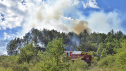 Incendies : près de 2 000 pompiers mobilisés dans le sud de la France, des milliers de personnes évacuées Incendies : près de 2 000 pompiers mobilisés dans le sud de la France, des milliers de personnes évacuées