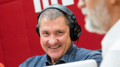 T18 : Yves Calvi remplace Laurent Ruquier pour la deuxi&egrave;me saison de la cha&icirc;ne