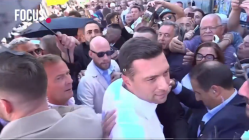 Jordan Bardella vis&eacute; par des jets d&rsquo;oignons en pleine visite d&rsquo;une foire en Is&egrave;re