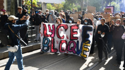 Des lycées saccagés, 30 000 élèves privés de cours en présentiel selon le ministre Des lycées saccagés, 30 000 élèves privés de cours en présentiel selon le ministre