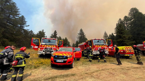 Incendies en Gironde : la pr&eacute;f&egrave;te demande aux touristes de renoncer &agrave; leurs vacances