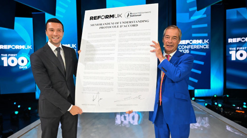 Immigration : Jordan Bardella s&rsquo;allie &agrave; Nigel Farage et charge Emmanuel Macron depuis le Royaume-Uni