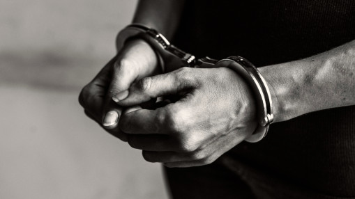 Il aurait propos&eacute; 100 000 euros pour faire assassiner son juge : le suspect reste en prison