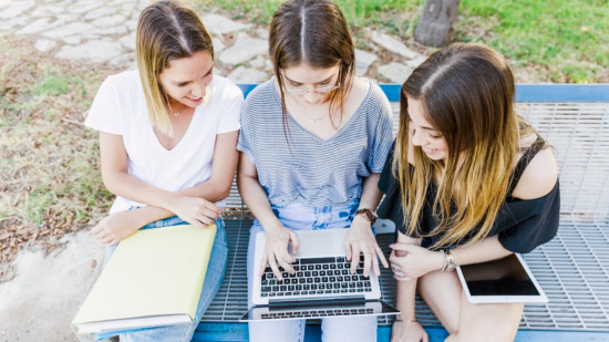 Lyc&eacute;e : une heure d&rsquo;intelligence artificielle par semaine pour tous les &eacute;l&egrave;ves de seconde d&egrave;s 2027