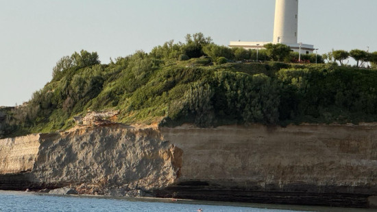 Éboulement à Biarritz : une plongeuse tuée, les recherches se poursuivent pour retrouver un second disparu Éboulement à Biarritz : une plongeuse tuée, les recherches se poursuivent pour retrouver un second disparu