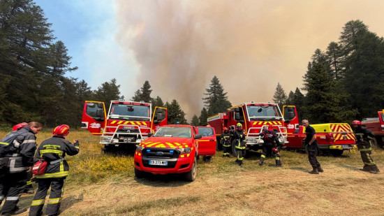 Incendies en Gironde : la pr&eacute;f&egrave;te demande aux touristes de renoncer &agrave; leurs vacances