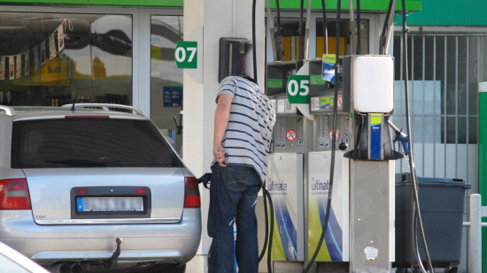 Carburants : le SP95-E10 repasse sous les 2 euros le litre, le gazole reste nettement au-dessus