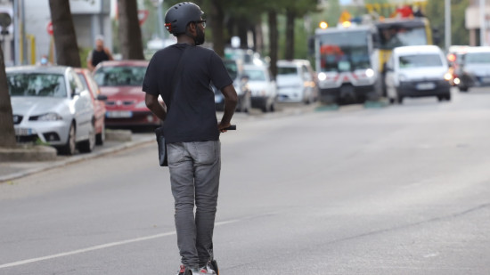 Trottinettes &eacute;lectriques &agrave; Paris : casque et &eacute;quipement haute visibilit&eacute; deviennent obligatoires