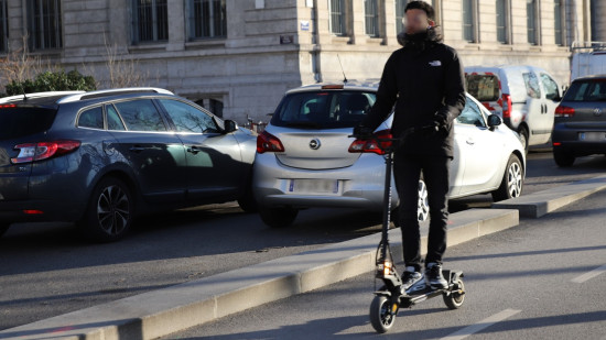 Rennes : un jeune &agrave; trottinette entre la vie et la mort apr&egrave;s une collision avec un fourgon de CRS