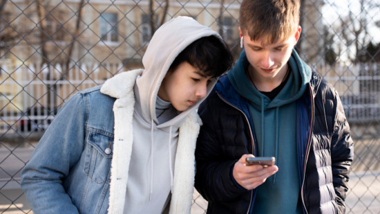 T&eacute;l&eacute;phones portables interdits au lyc&eacute;e : la mesure pourra s&rsquo;appliquer d&egrave;s la rentr&eacute;e