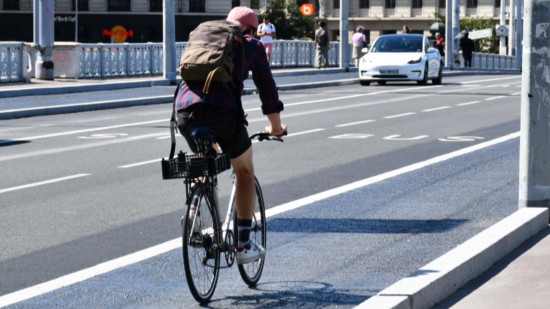 Paris : un cycliste entre la vie et la mort apr&egrave;s avoir &eacute;t&eacute; poignard&eacute; au cou par un automobiliste