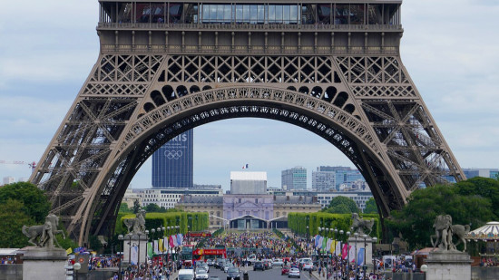 Tour Eiffel : des salari&eacute;es pri&eacute;es de "s&rsquo;invisibiliser" pour une d&eacute;l&eacute;gation hindoue, le personnel se met en gr&egrave;ve