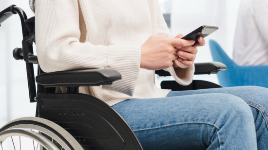 &laquo; Ce n&rsquo;est pas digne &raquo; 15 000 personnes handicap&eacute;es vont perdre le cumul de deux allocations en 2027