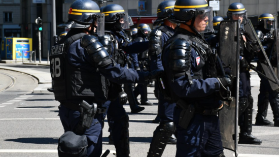 Blocus des lyc&eacute;es : la mobilisation s&rsquo;&eacute;tend, des tensions &eacute;clatent, CRS d&eacute;ploy&eacute;s