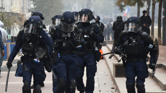 Maintien de l&rsquo;ordre : les s&eacute;nateurs proposent de nouvelles sanctions contre les manifestants
