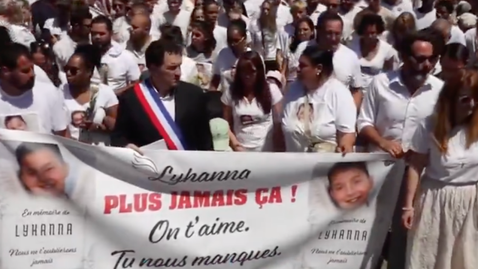 Mort de Lyhanna : plus de 6 000 personnes r&eacute;unies &agrave; Fleurance lors d&rsquo;une marche blanche charg&eacute;e d&rsquo;&eacute;motion