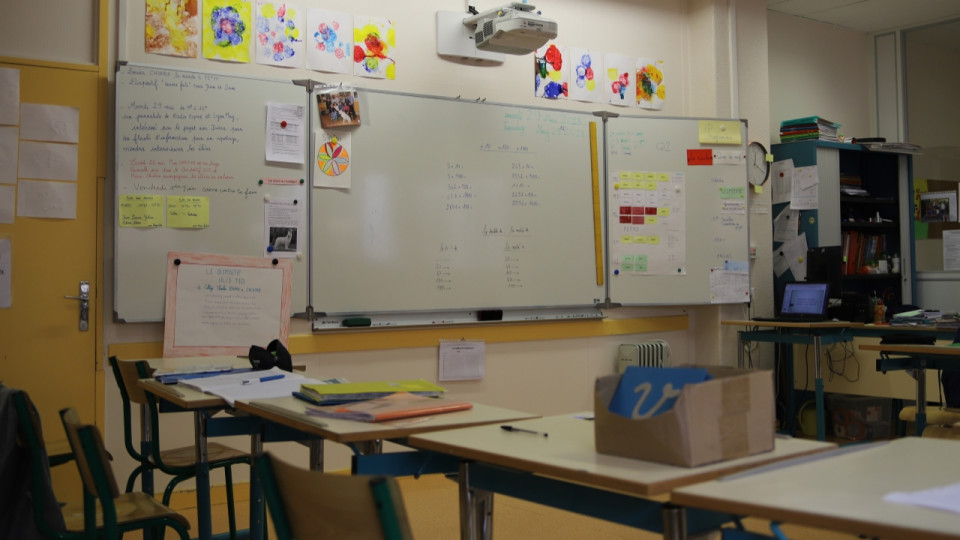 Canicule : 845 &eacute;coles et coll&egrave;ges ferm&eacute;s lundi, 1800 &eacute;tablissements adaptent leurs horaires
