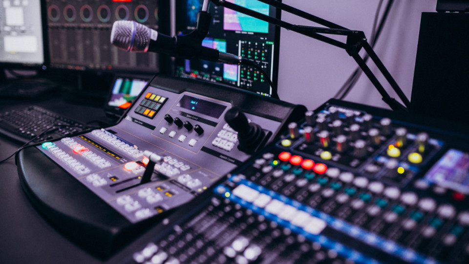 Radios : France Inter reste intouchable, RTL d&eacute;croche, Europe 1 poursuit sa remont&eacute;e