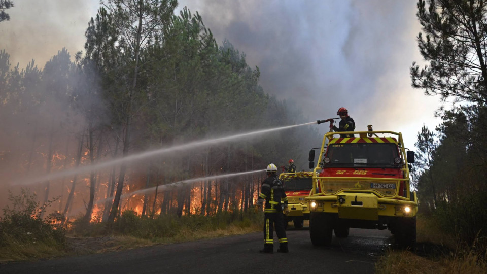Incendie en Gironde : d&eacute;j&agrave; 2 000 hectares br&ucirc;l&eacute;s, 12 000 personnes &eacute;vacu&eacute;es pr&egrave;s du bassin d&rsquo;Arcachon