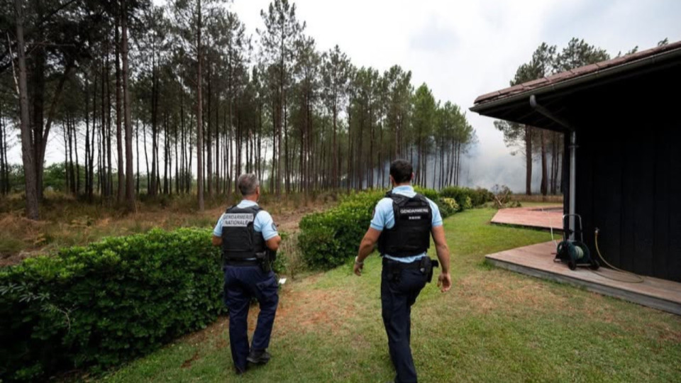 Incendie en Gironde : 4 000 touristes &eacute;vacu&eacute;s &agrave; Lacanau, une reprise de feu &agrave; L&egrave;ge-Cap-Ferret