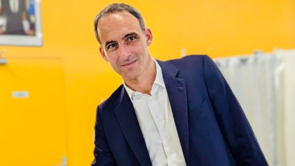 Rapha&euml;l Glucksmann officialise sa candidature &agrave; la pr&eacute;sidentielle 2027 et &agrave; la primaire du PS