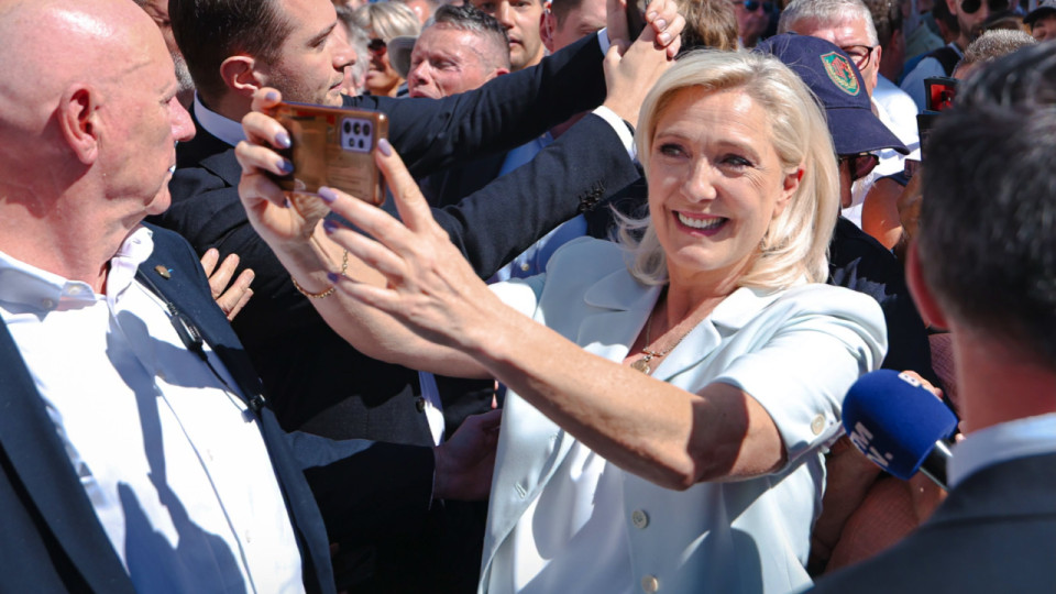 Pr&eacute;sidentielle 2027 : Marine Le Pen largement en t&ecirc;te d'un dernier sondage, Rapha&euml;l Glucksmann gagne du terrain