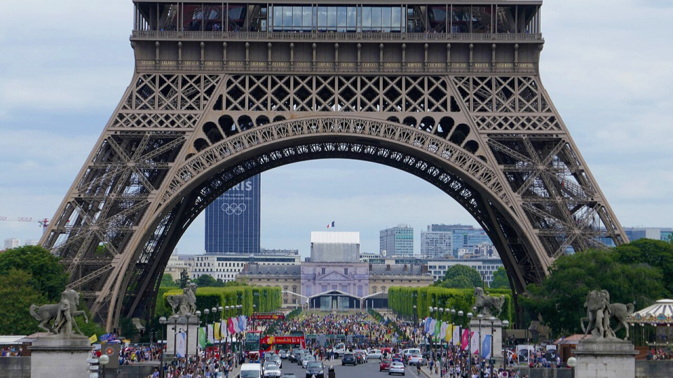 Tour Eiffel : des salari&eacute;es pri&eacute;es de "s&rsquo;invisibiliser" pour une d&eacute;l&eacute;gation hindoue, le personnel se met en gr&egrave;ve