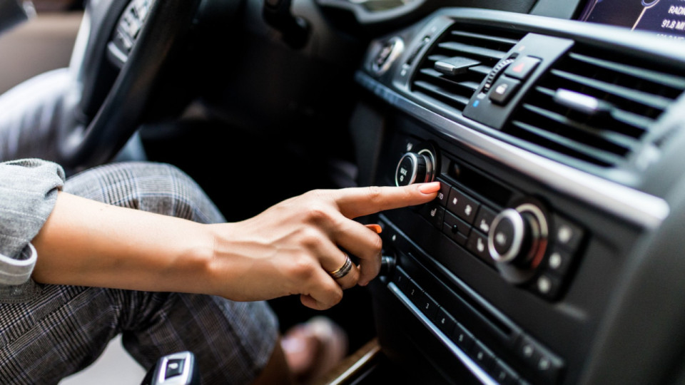 Voitures neuves : les radios fran&ccedil;aises veulent rendre la FM et le DAB+ obligatoires