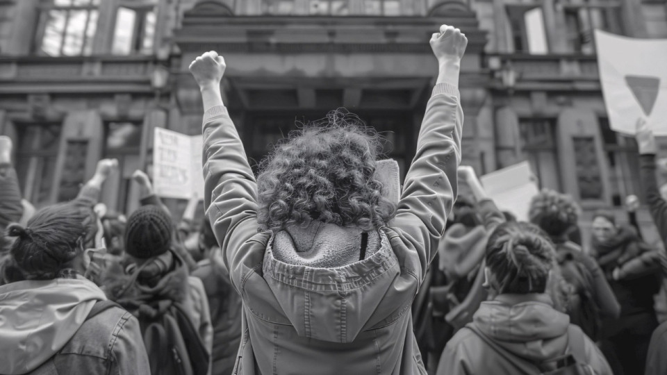 D&eacute;gradations dans les manifestations, ce que pr&eacute;voit le projet de loi "casseurs-payeurs"