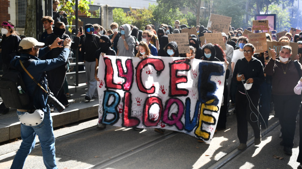 Des lyc&eacute;es saccag&eacute;s, 30 000 &eacute;l&egrave;ves priv&eacute;s de cours en pr&eacute;sentiel selon le ministre