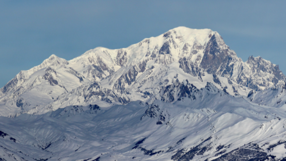 Mont Blanc : le sommet regagne pr&egrave;s de deux m&egrave;tres et retrouve les 4 807 m&egrave;tres