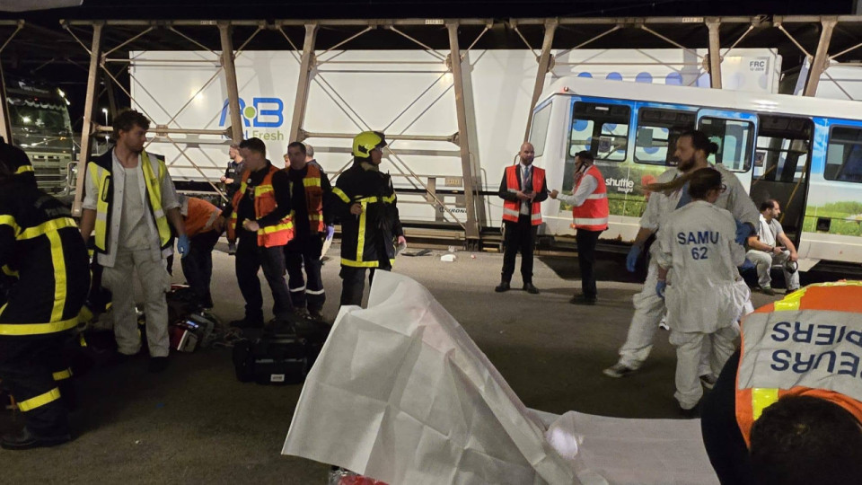 Grave accident &agrave; l'entr&eacute;e du tunnel sous la Manche : 19 bless&eacute;s apr&egrave;s une collision entre un minibus et un train