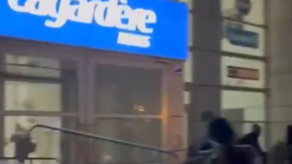 Paris : le si&egrave;ge de CNews attaqu&eacute; par une centaine de manifestants cagoul&eacute;s, 21 interpellations