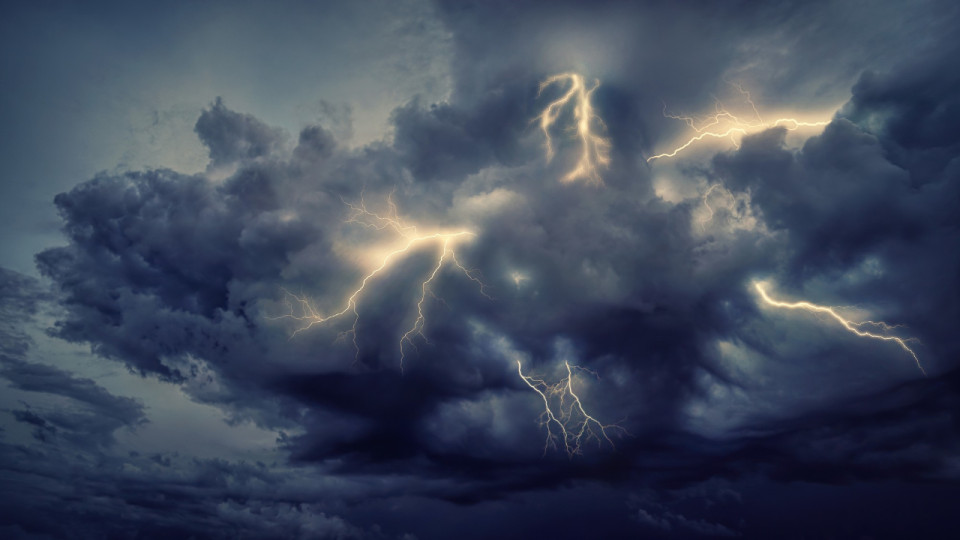 Temp&ecirc;te Austen : 161 000 foyers priv&eacute;s d&rsquo;&eacute;lectricit&eacute;, les transports perturb&eacute;s